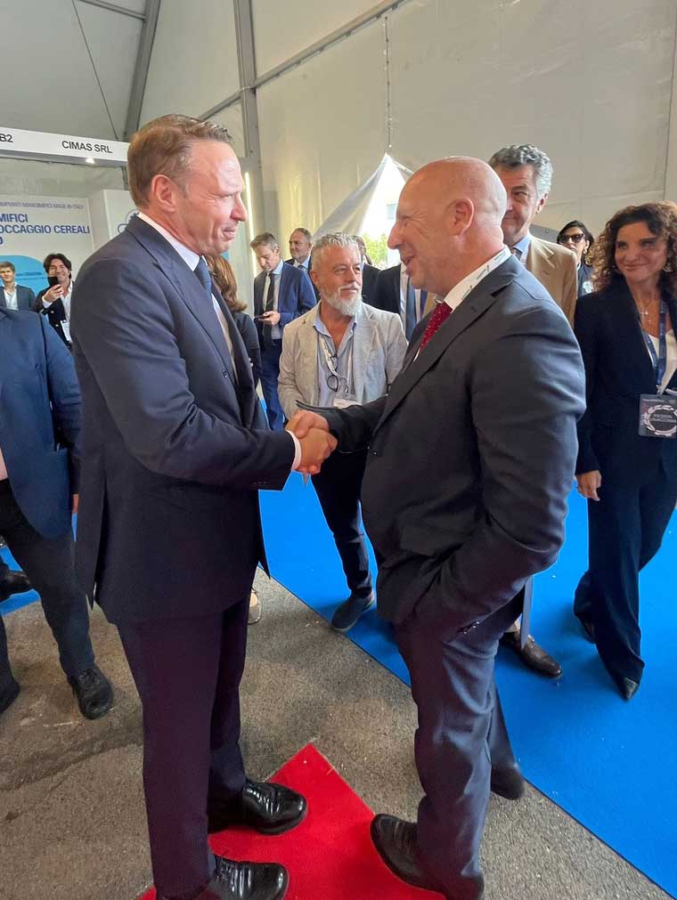 Ad Agrilevante, stretta di mano tra il ministro dell'agricoltura Lollobrigida e Antonio Forini presidente di Umbriafiere SpA